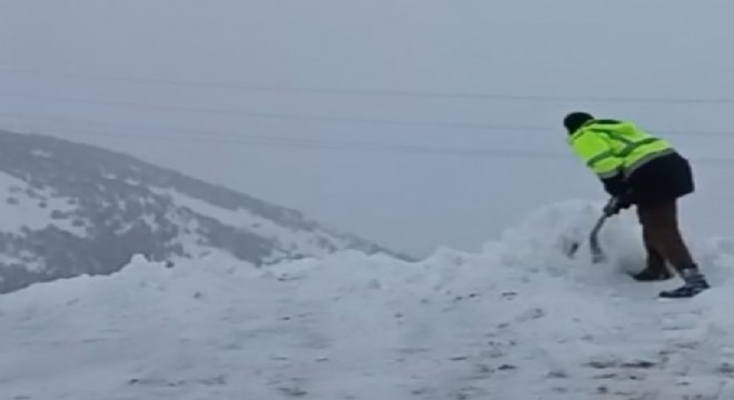 2 bin rakımda dam üstlerinde kar mesaisi