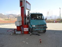 Minibüs akaryakıt istasyonuna girdi