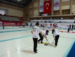 Curlingte 20 takım yarışıyor