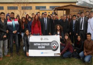 Hayvan bakımevi ziyaretçi akınına uğradı