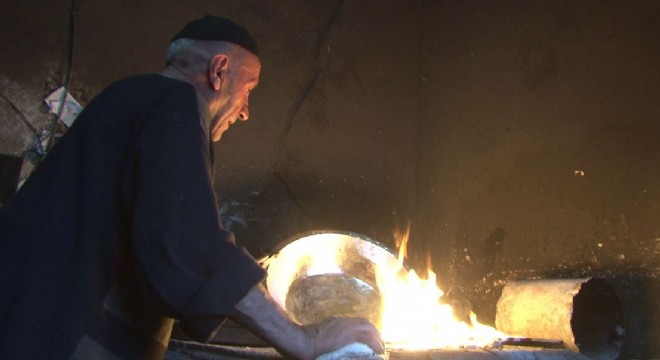 60 yıldır bakırı sevgiyle parlatıyor