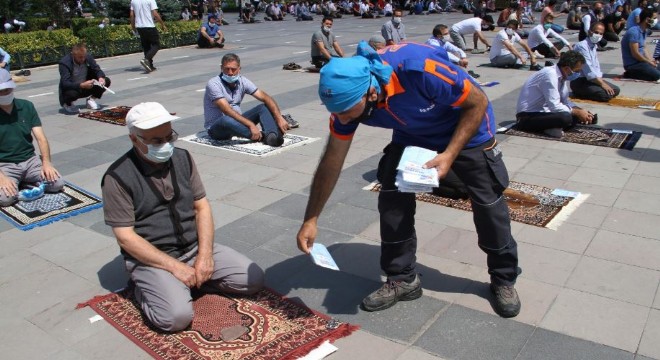 AFAD vatandaşlara maske dağıttı