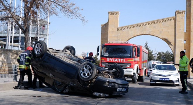 ATAUNİ kampüsü girişinde otomobil takla attı