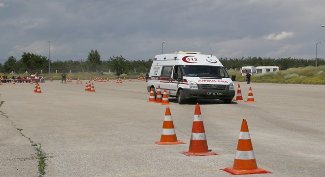 Ambulans şoförleri eğitim için yarıştı