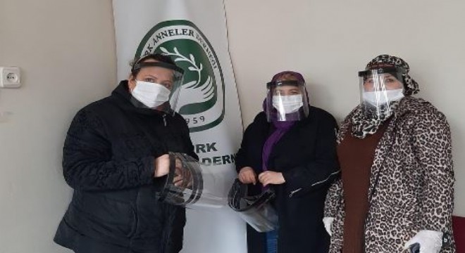 Anneler Günü’nde annelere maske dağıttılar
