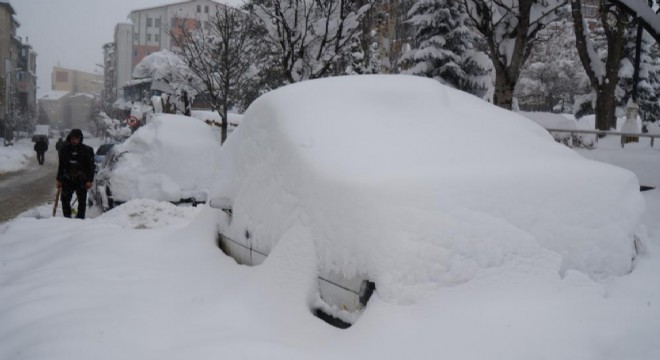 Arabalar kar altında kayboldu