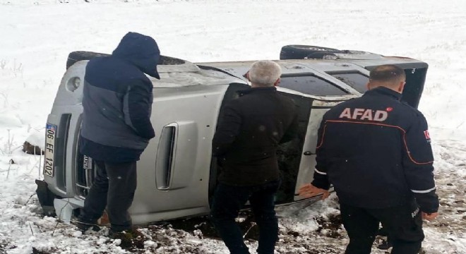 Ardahan yolunda kamyonet devrildi: 2 yaralı