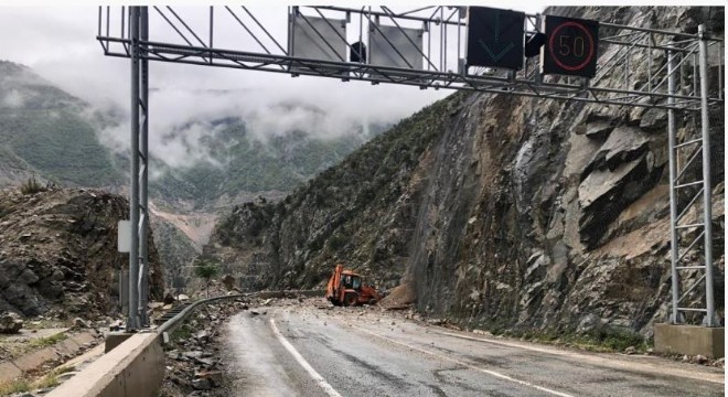 Artvin-Erzurum Karayolunda heyelan