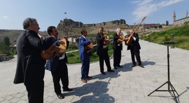 Aşıklar turistleri türkülerle karşıladı