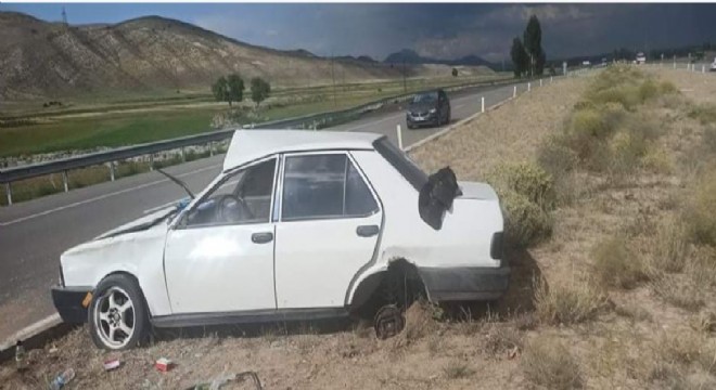 Aşkale yolunda otomobil takla attı; 2 yaralı