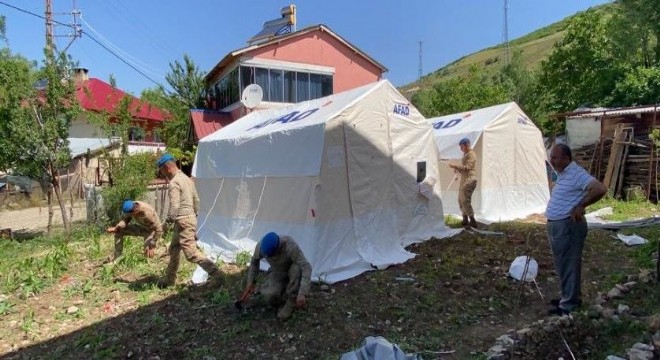 Bingöl de  Mehmetçik  çadır kurma mesaisinde