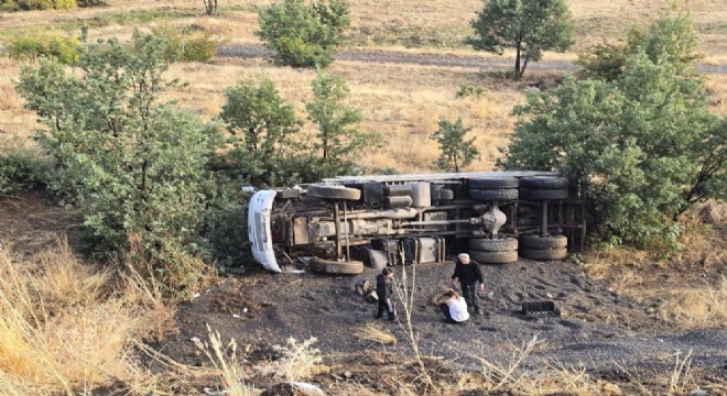 Bingöl yolunda kamyon devrildi: 1 yaralı