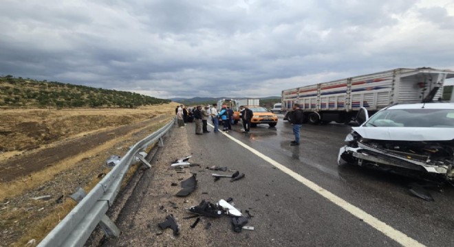 Bingöl yolunda otomobil bariyere çarptı: 1 yaralı
