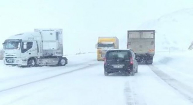 Bingöl yolunda tipi ulaşımı aksattı