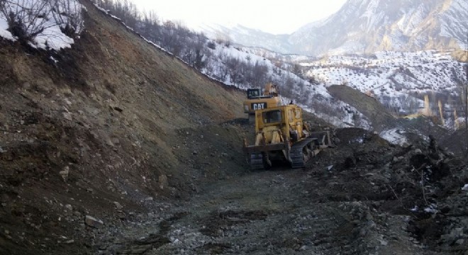 Büyükşehir ekipleri Oltu yollarında