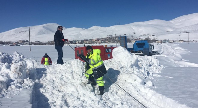 Buz kırıldı, paletli araç suya gömüldü