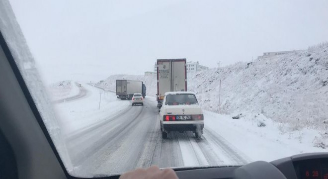 Buzda kayan tır yolu ulaşıma kapattı