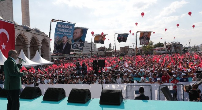 ‘CHP bir tiyatro sergiliyor’