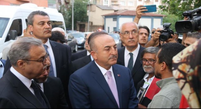 Çavuşoğlu’ndan nöbetteki ailelere destek