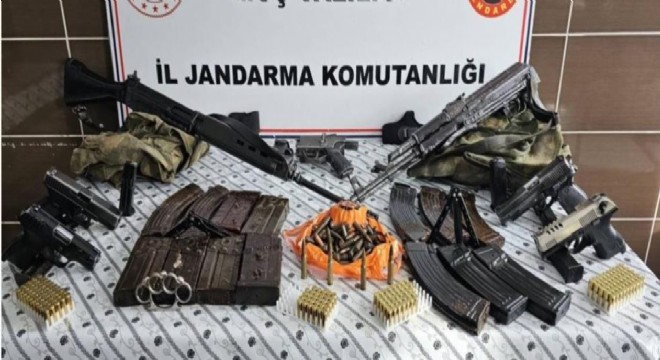 Çok sayıda silah ve mühimmat ele geçirildi