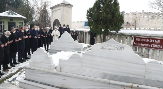 Cumhurbaşkanı Erdoğan Erbakan ın kabrini ziyaret etti