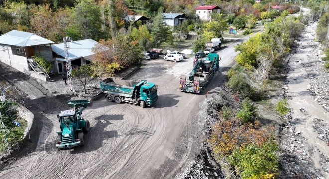 DSİ selzedelerin yanında, sahada