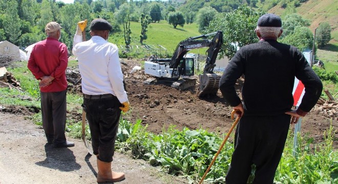 Deprem bölgesinde enkaz kaldırma çalışmaları başladı