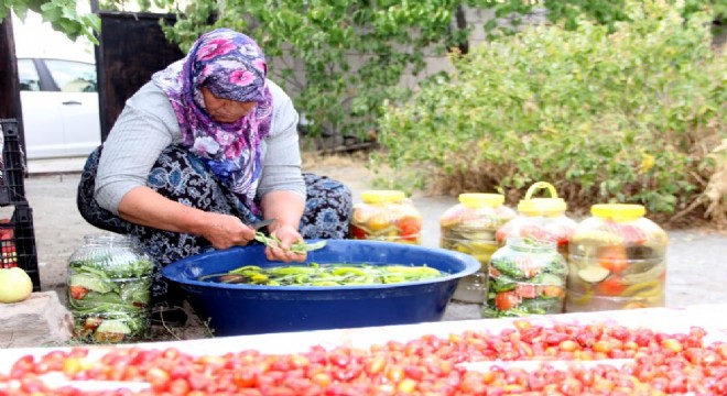 Doğu’da kadınların turşu mesaisi