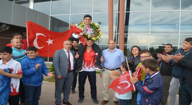 Dünya ikincisine coşkulu karşılama