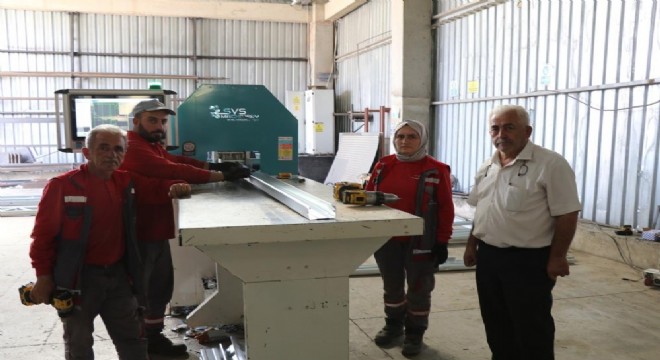 Ekmeğini demirden çıkarıyor