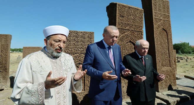 Erdoğan Selçuklu Meydan Mezarlığı’nı ziyaret etti