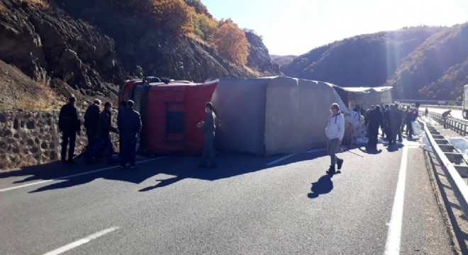 Erzincan yolunda tır devrildi, yol ulaşıma kapandı