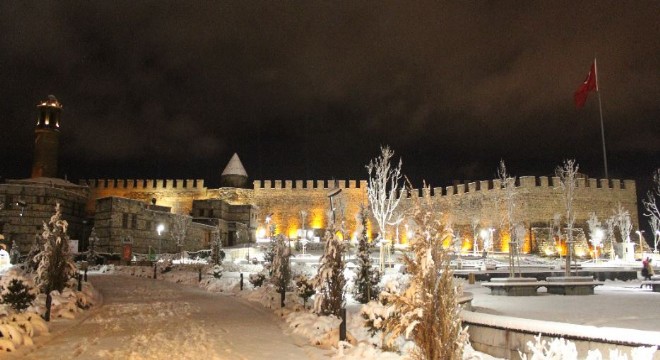 Erzurum Kalesi ve Saat Kulesi ışıklandırıldı