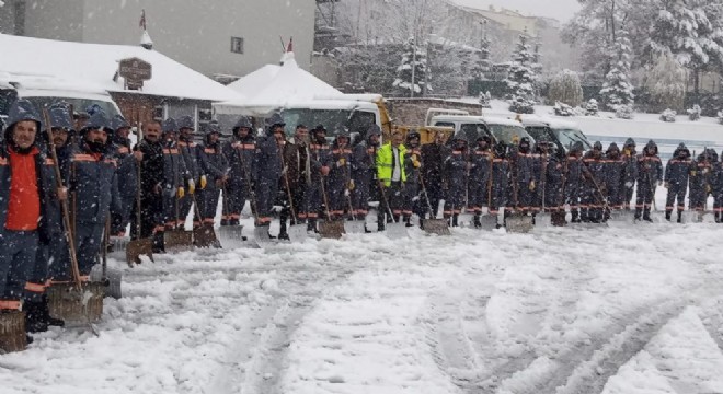 Erzurum’da kar timleri iş başında