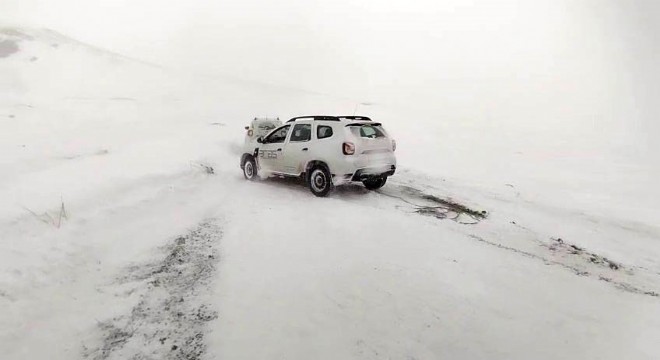 Erzurum'da kar ve tipi ulaşımı zorlaştırdı