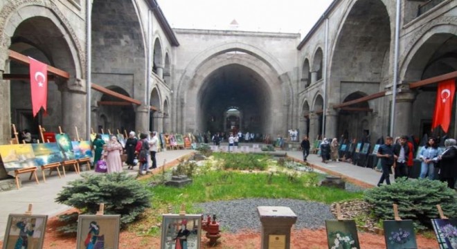 Eserlerini Çifte Minareli Medrese de sergilediler