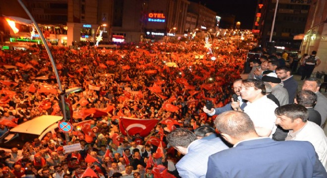 FETÖ iblislerine lanet, şehitlere rahmet