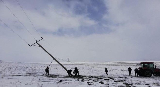 Fırtına enerji nakil hatlarına zarar verdi