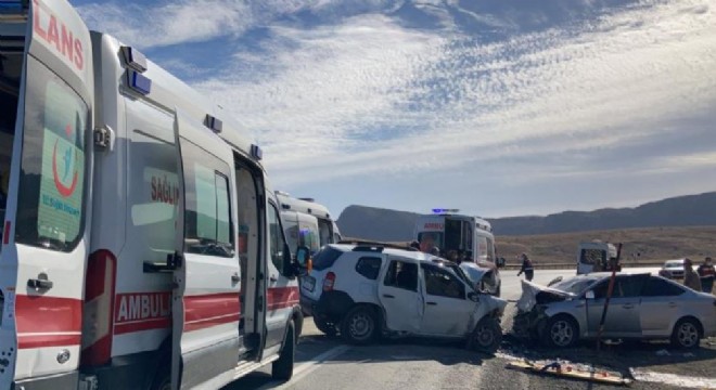 Göçmenleri taşıyan otomobille cip çarpıştı: 1 ölü, 13 yaralı