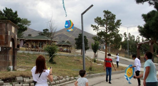 Gökyüzü, uçurtmalarla şenlendi