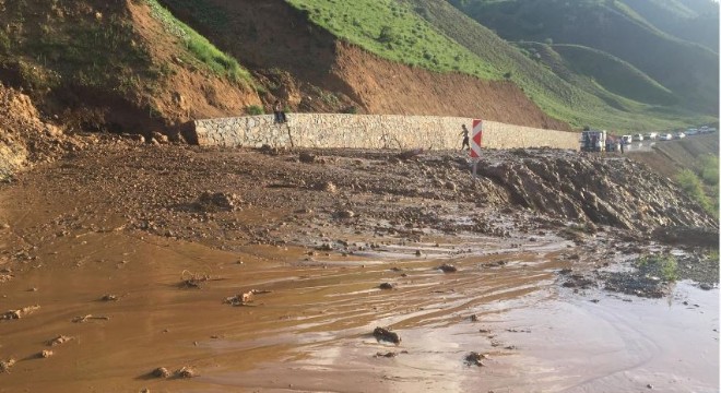 Heyelan yolu kapattı, ekipler çalışma başlattı