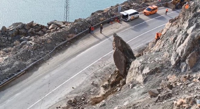 Heyelanlara neden olan kayalar temizleniyor