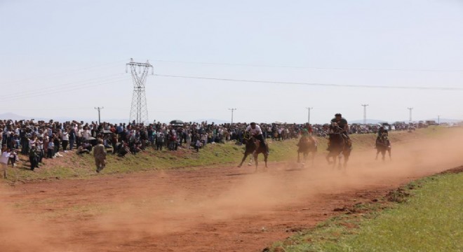 Hınıslılar 3. Geleneksel At Yarışı Festivalinde buluştu