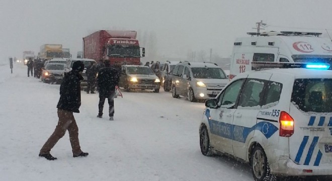 İki ayrı trafik kazasında 9 kişi yaralandı