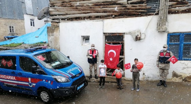 Jandarma köy çocuklarına coşku yaşattı