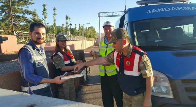 Jandarma vatandaşların bayram coşkusunu paylaştı