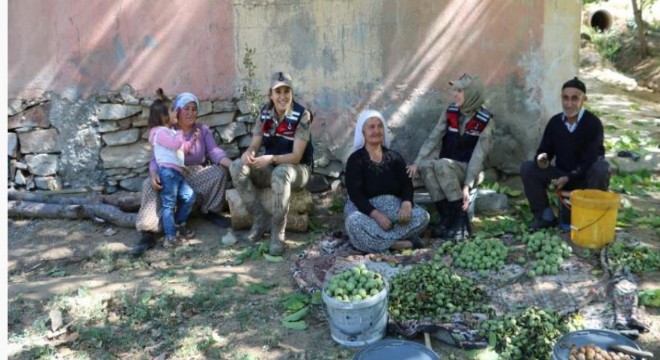 Jandarma yaşlılar ve çocukları sevindirdi