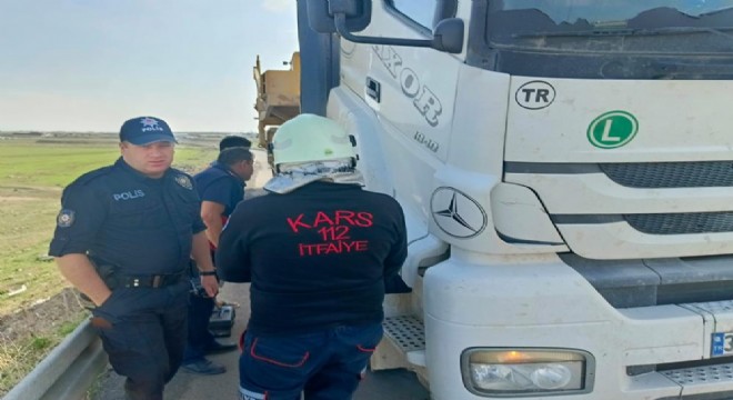 Kars yolunda seyir halindeki tır alev aldı