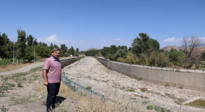 Kavurucu sıcaklar Oltu Çayı’nı kuruttu