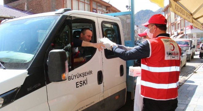 Kızılay  maske ve dezenfekten dağıttı